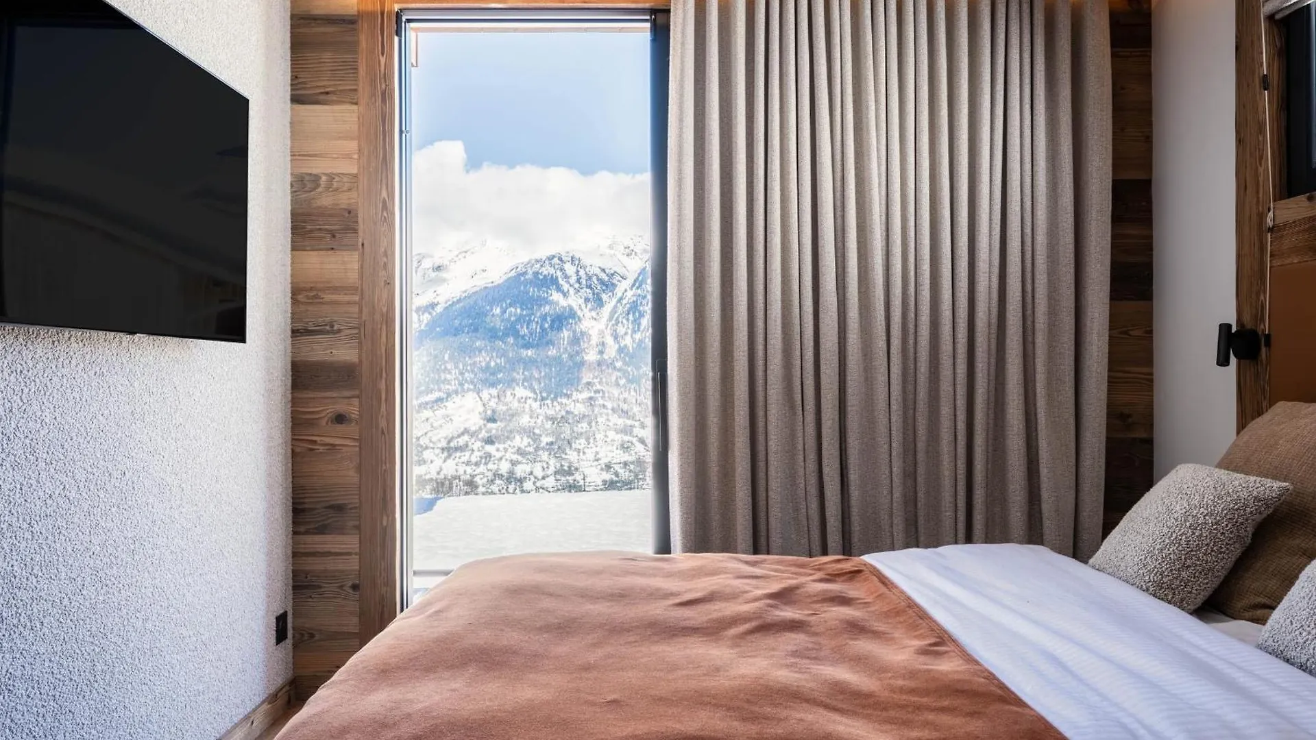 Chalet De Luxe A La Plagne Avec Spa, Acces Direct Aux Pistes - Fr-1-755-23 0*,  France